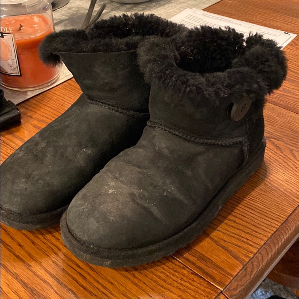 Short black uggs